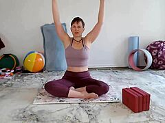 Aurora Willows yoga și jocul cu picioarele pentru pasionații de cuckold