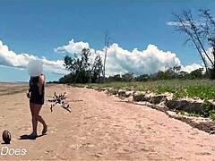 Una moglie audace si spoglia su una spiaggia pubblica per giocare a calcio