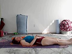Aurora Willows yoga dersi, olgun hayranları için popo tapınma ile