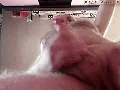 Homem de meia-idade agrada jovem espectador da webcam se masturbando na câmera