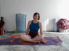 Pelajaran yoga Aurora Willows untuk penggemar dewasa dengan memuja pantat