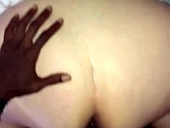 Egy fiatal fekete férfi nagy péniszsel szexel egy vonzó idősebb szőke nővel