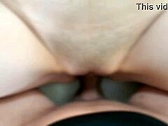 अमेचुर होममेड वीडियो जिसमें एक परिपक्व महिला चिकनी चूत के साथ तीव्र सेक्स का आनंद ले रही है।