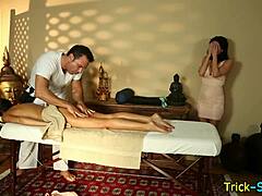 Imagens escondidas de uma mulher madura recebendo uma massagem sensual