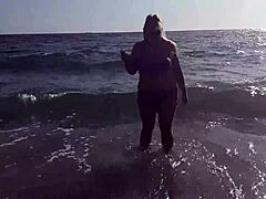 Göğüslü bir anne için plajda sıcak bir solo seans