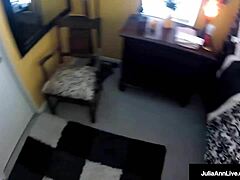Julia Ann, o escortă, este filmată pe o cameră ascunsă făcând sex oral și călare în poziția de cowgirl