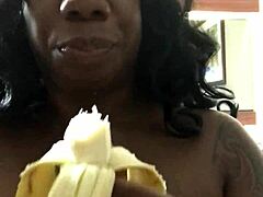 MILF senzuală face deepthroat la o banană