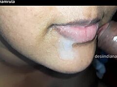 एक परिपक्व भारतीय महिला प्राप्त करता है एक बड़ा लोड उसके मुंह में