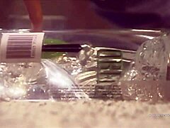 क्रिस्टल समर्स विंटेज पोर्न में एक रेट्रो-प्रेरित रोमांस के लिए अपने कर्व्स का खुलासा करती है।