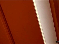 Seorang ibu teman Jerman menangkapnya sedang masturbasi dan membiarkannya berhubungan seks dengannya di kamar mandi