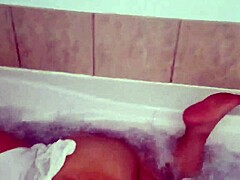 Középkorú amatőr MILF élvezi a fürdést és némi seggjátékot