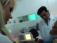 O femeie blondă primește sex oral de la o asistentă în timpul unui control înainte de a se angaja în actul sexual