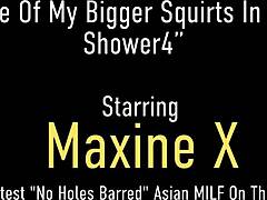 Asiatiske milf Maxine X tilfredsstiller seg selv med en dildo i badekaret