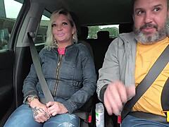 Brasilianische Milf Kelly Castro in einer heißen Begegnung mit Hector Vanille nach dem Trampen im Ted 46 Kleid