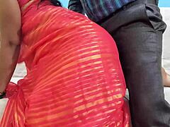 Mogen milf i rosa sari blir dominerad av ung stud