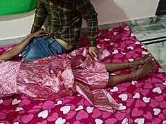 Zrelá indická žena v domácnosti sa oddáva vášnivému sexu so svojím priateľom