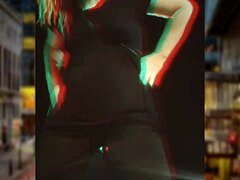 ब्लोंड बॉम्बशेल अपने खुद के एमिनेम से प्रेरित वीडियो पर नृत्य करती है।