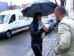 MILF amadora alemã em calças de couro é fodida durante audição na rua