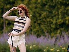 Heidi Romanova, eine atemberaubende rothaarige Schönheit, genießt ein nacktes Golfspiel
