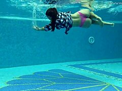 Sazan, la impresionante MILF europea, toma imágenes eróticas bajo el agua