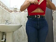 Czarny kamerzysta filmuje dojrzałą sekretarkę w łazience, używając jej dużego tyłka i dużych cycków