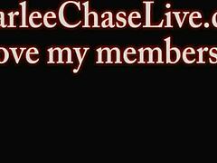 MJÖLKNING: Hemmafru Charlee Chase tillfredsställer sin man med en handjob och fotfetisch