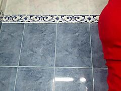 Heimvideo von Krankenschwester, die sich im Badezimmer umzieht
