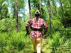 Καστανόξανθη καλλονή γδύνεται στο δάσος