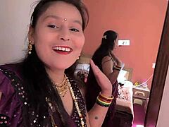 Indisk tante nyder deepthroat fra en muskuløs elsker