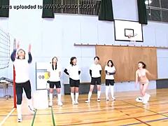 HD-video van CFNF volleybal ontgroening met Japanse volwassen en moeder