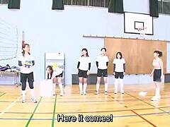 Japon olgun ve annesiyle CFNF voleybol keyfi yaşayan HD video