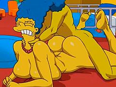Marge, de huisvrouw, ervaart intens plezier als ze hete sperma in haar kont krijgt en verschillende kanten op spuit. Deze ongecensureerde anime bevat volwassen personages met grote konten en grote tieten