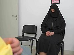 Madura árabe me caza masturbándome en la consulta del médico