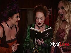 Группа зрелых женщин занимается сексуальным ритуалом в костюме ведьм