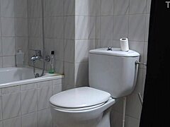 Gorące spotkanie: Pasierb i milf uprawiają seks analny w toalecie, podczas gdy mąż jest poza domem