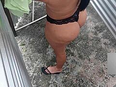 लैटिना मिल्फ कैमरे पर अपनी पूरी गांड दिखाती है।