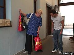 Eine 60-jährige blonde Oma reitet in einer heißen Reality-Show auf dem Schwanz eines jungen Mannes