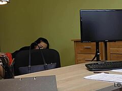 Секс у канцеларији за новац: агент Инга Девил заведи плавушку током интервјуа