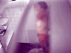Uma mãe bronzeada é apanhada no chuveiro com suas linhas de bronzeado