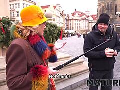 Äldre kvinna njuter av doggystyle med ung häst i Prag