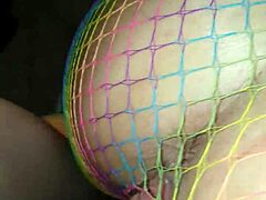 Intensiv doggystyle-sex med en kurvet kone i net-undertøj