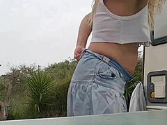 En europæisk MILF viser sine piercerede brystvorter og stramme skede udendørs