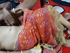 Ινδή μαμά με κόκκινο σαρί κάνει σκληρό σεξ με το φίλο της στην κάμερα web