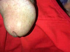 Ich masturbiere mit dem BH meiner Nachbarin: ein heißes und dampfendes Video