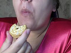 Kotitekoinen video, jossa amatööripariskunta nauttii siemennesteen syömisestä isolla perseellä ja raskaana olevalla vatsalla