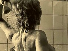 Old-school tabu familiehemmeligheder: en vintage pornovideo med en moden kvinde