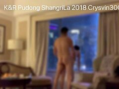 زوجين من الهواة الآسيويين يتمتعان بالجنس العاطفي في وضعية الكلب