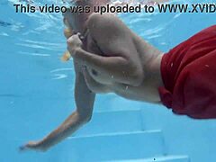 MILF bionda con le tette naturali mostra il suo corpo in piscina