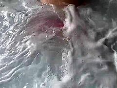 Curvy mamma i tanga bikini blir våt och vild i en offentlig badtunna