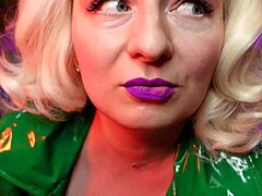 Blond milf dominuje drsným pomalým masturbačním pokynem v POV videu
